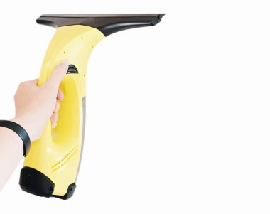 Kadın eli otomatik cam süpürgesi tutuyor. Beyaz arka planda izole edilmiş. Temizlik hizmeti konsepti. Ev işleri ve ev işleri.
