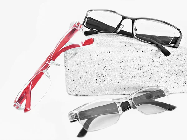 Drei Verschiedene Brillen Auf Modischem Stein Optikgeschäft Brillenauswahl Sehtest Sehuntersuchung — Stockfoto