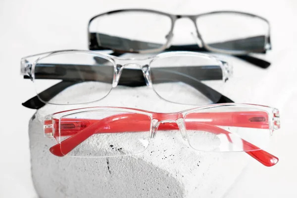 Drei Verschiedene Brillen Auf Modischem Stein Optikgeschäft Brillenauswahl Sehtest Sehuntersuchung — Stockfoto