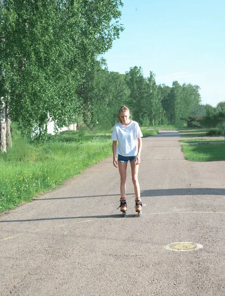 Teenager Girl Roller Skating Summer Park Slim Sporty Girl Wearing — Stock Photo, Image