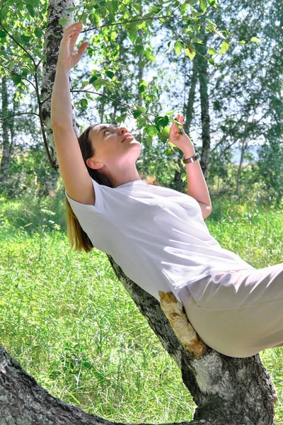 Beautiful Slim Woman Getting Rest Tree Forest Mid Adult Woman — Stock Photo, Image