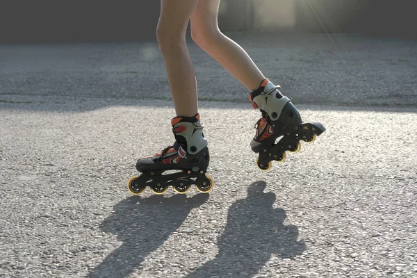 Teenager girls legs wearing roller skates. partial view. teen girl rollerblading in the street. leisure and summer activity — Stock Photo, Image