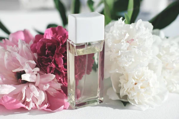 Kwiatowy zapach perfum. butelka perfum z zapachem piwonii. produkt niemarkowy — Zdjęcie stockowe