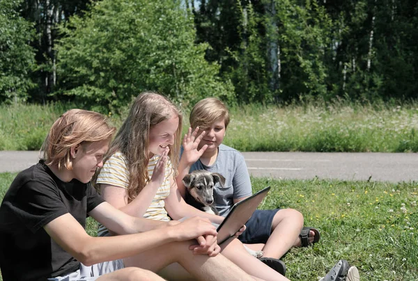 Adolescentes Charlando Línea Través Videollamadas Con Amigos Tres Adolescentes Sentados — Foto de Stock