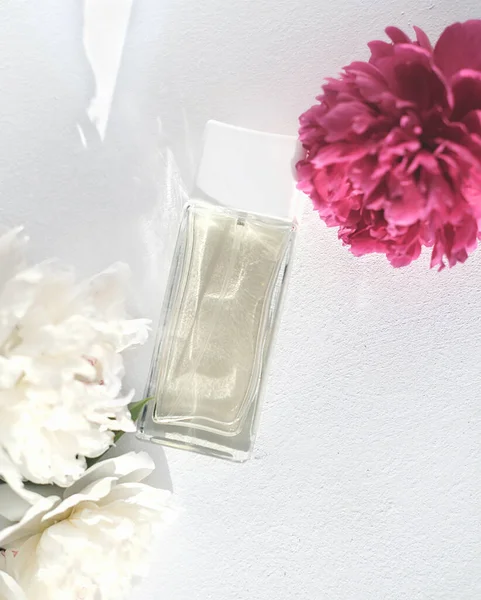 Kwiatowy Zapach Perfum Butelka Perfum Zapachem Piwonii Produkt Niemarkowy Płaskie — Zdjęcie stockowe