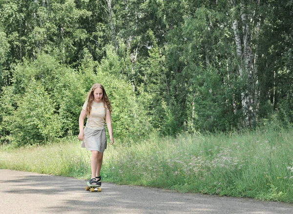 Teenager Girl Practicing Skateboarding Park Summer Morning Front View Caucasian — Stock Photo, Image