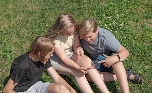 Grupo Adolescentes Mirando Pantalla Del Teléfono Inteligente Sonriendo Charlando Adolescentes — Foto de Stock