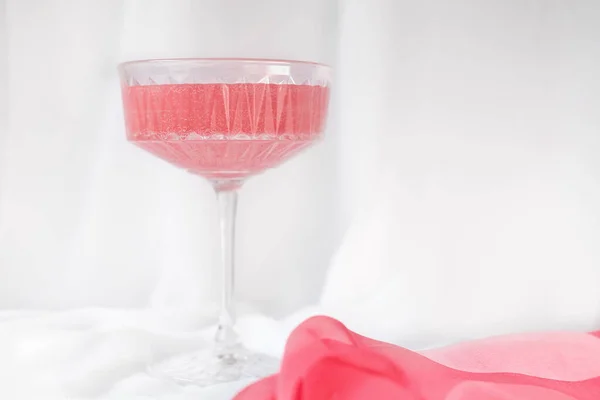 Coquetel Rosa Copo Cristal Alto Delicado Fundo Seda Rosa Branca — Fotografia de Stock