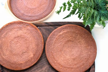 Kek katmanları doğum günü pastası yapmaya hazır. Pişirme ve tatlı pişirme