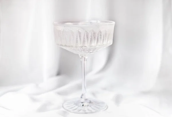 Água com gás em copo de vinho. água mineral limpa em vidro de cristal elegante — Fotografia de Stock