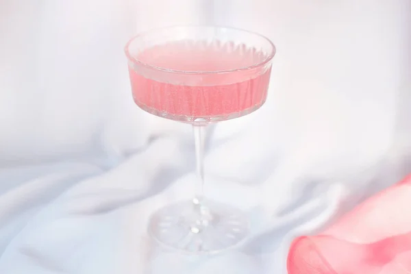 Coquetel Rosa Copo Cristal Alto Delicado Fundo Seda Branca Cocktail — Fotografia de Stock