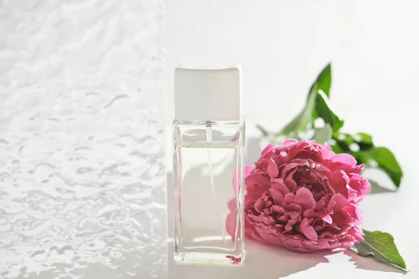 Blumen Parfümflasche Neben Pfingstrose Blume Und Glas Strukturierte Tür Badezimmer — Stockfoto