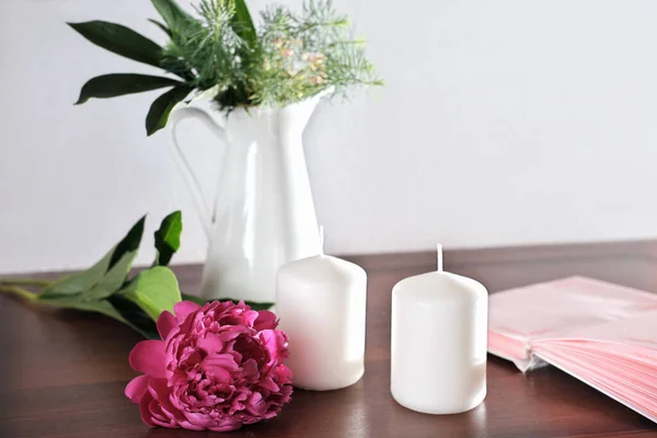 Estilo Vida Decoración Interior Rosa Peonía Flor Con Libro Velas — Foto de Stock