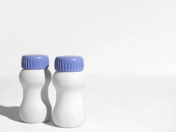Dos Botellas Plástico Blanco Sobre Una Mesa Blanca Bebida Colágeno — Foto de Stock