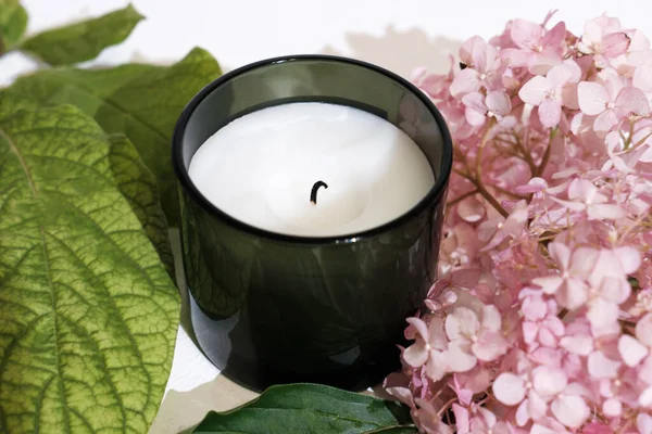 Grüne Duftkerze Und Hortensienblüten Heimdüfte Für Entspannung Und Ruhe Blütenduft — Stockfoto