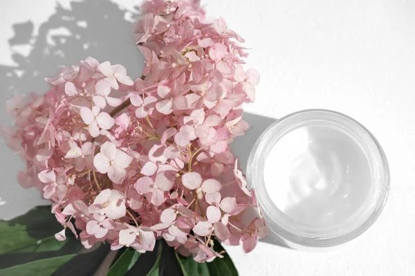 Вид Белый Косметический Крем Розовый Цветок Гортензии Белом Фоне Уход — стоковое фото