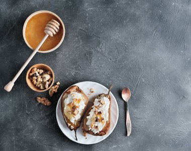 Peynirli ve fındıklı ızgara armut. Bal sosu. Çocuklar için tatlı.