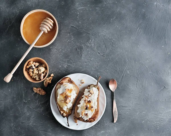 Peynirli ve fındıklı ızgara armut. Bal sosu. Çocuklar için tatlı