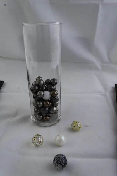 Bir kavanoz misket (yüksek anahtarlı natürmort))