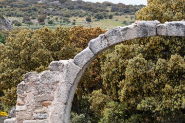 İspanya, Avila 'da, Cogota yakınlarındaki Conejeras kilisesinin enine kemer kalıntıları.