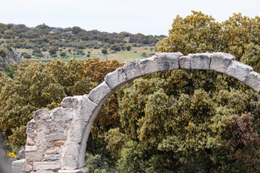 İspanya, Avila 'da, Cogota yakınlarındaki Conejeras kilisesinin enine kemer kalıntıları.
