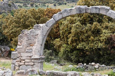 İspanya, Avila 'da, Cogota yakınlarındaki Conejeras kilisesinin enine kemer kalıntıları.