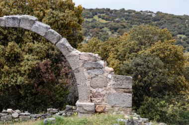 İspanya, Avila 'da, Cogota yakınlarındaki Conejeras kilisesinin enine kemer kalıntıları.