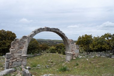 İspanya, Avila 'da, Cogota yakınlarındaki Conejeras kilisesinin enine kemer kalıntıları.
