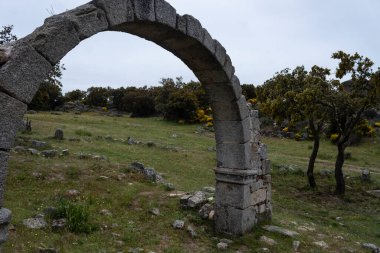 İspanya, Avila 'da, Cogota yakınlarındaki Conejeras kilisesinin enine kemer kalıntıları.