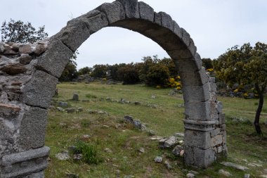 İspanya, Avila 'da, Cogota yakınlarındaki Conejeras kilisesinin enine kemer kalıntıları.