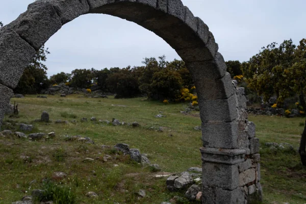 İspanya, Avila 'da, Cogota yakınlarındaki Conejeras kilisesinin enine kemer kalıntıları.