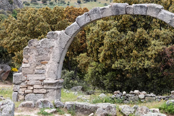 İspanya, Avila 'da, Cogota yakınlarındaki Conejeras kilisesinin enine kemer kalıntıları.