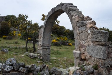 İspanya, Avila 'da, Cogota yakınlarındaki Conejeras kilisesinin enine kemer kalıntıları.