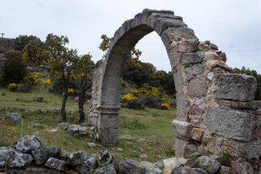 İspanya, Avila 'da, Cogota yakınlarındaki Conejeras kilisesinin enine kemer kalıntıları.