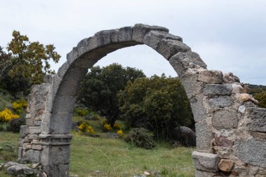 İspanya, Avila 'da, Cogota yakınlarındaki Conejeras kilisesinin enine kemer kalıntıları.