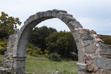 İspanya, Avila 'da, Cogota yakınlarındaki Conejeras kilisesinin enine kemer kalıntıları.