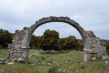 İspanya, Avila 'da, Cogota yakınlarındaki Conejeras kilisesinin enine kemer kalıntıları.
