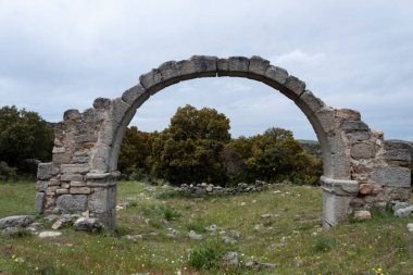İspanya, Avila 'da, Cogota yakınlarındaki Conejeras kilisesinin enine kemer kalıntıları.