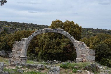 İspanya, Avila 'da, Cogota yakınlarındaki Conejeras kilisesinin enine kemer kalıntıları.