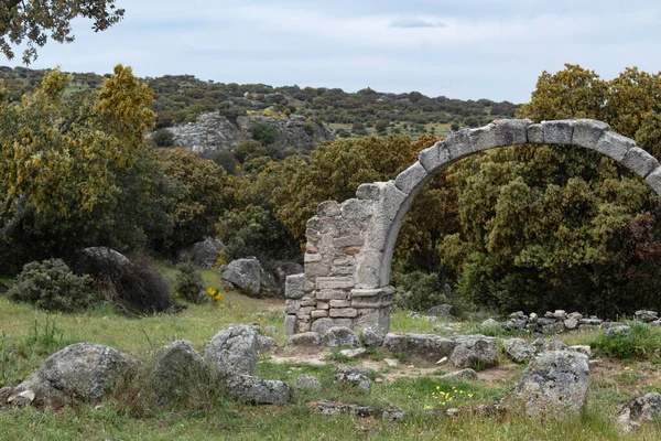 İspanya, Avila 'da, Cogota yakınlarındaki Conejeras kilisesinin enine kemer kalıntıları.