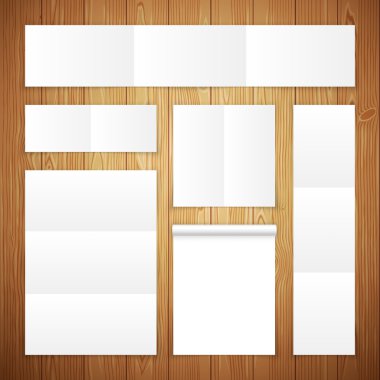 Ahşap yüzey üzerinde beyaz afiş kümesi