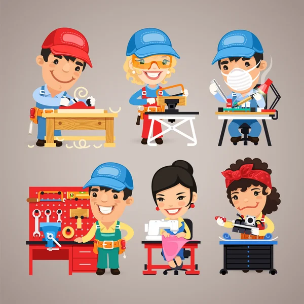 Conjunto de trabajadores de dibujos animados en sus mesas de trabajo — Vector de stock