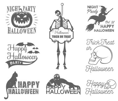 Cadılar Bayramı Rozetleri ayarlandı. Cadılar Bayramı seti, çizilmiş Cadılar Bayramı sembolleri kabak, süpürge, cadı, iskelet, kafatası, kedi, zombi yazı ve vintage tarzı çizim. Vektör çizimi