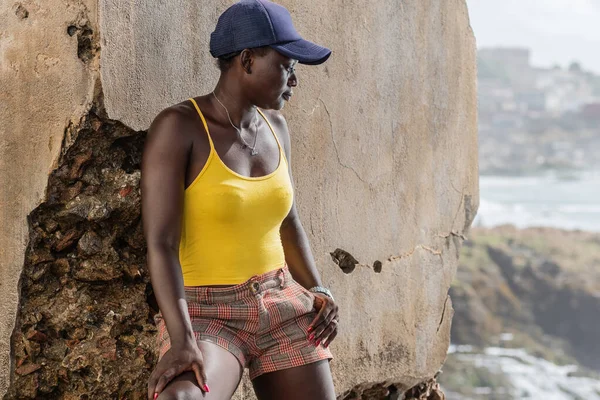 África Mulher Com Boné Azul Beira Mar Cabo Costa Gana — Fotografia de Stock