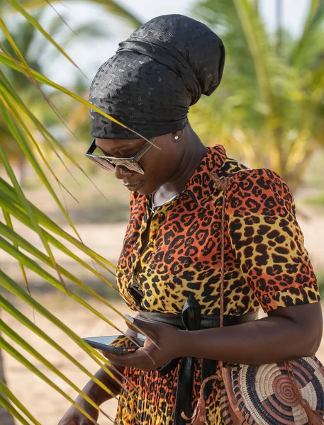 Afrikanerin Mit Handy Der Hand Und Leopardenmuster Strand Ghana Westafrika — Stockfoto