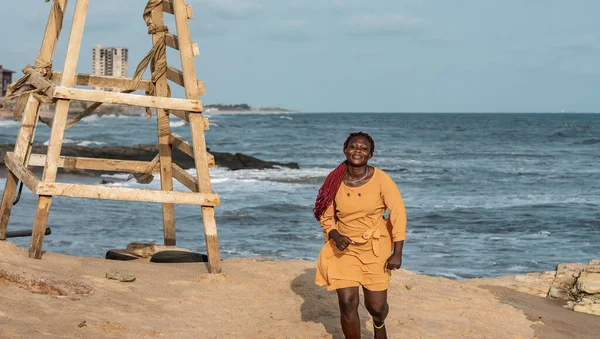 Afrikanerin Läuft Vor Freude Einem Strand Accra Ghana Westafrika — Stockfoto