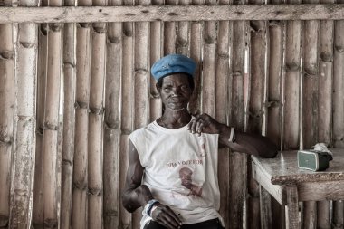 Keta Gana Batı Afrika 2020 Kasım 'ında bir barda oturan eski bir kolundan yaralanmış Afrikalı bir adam.