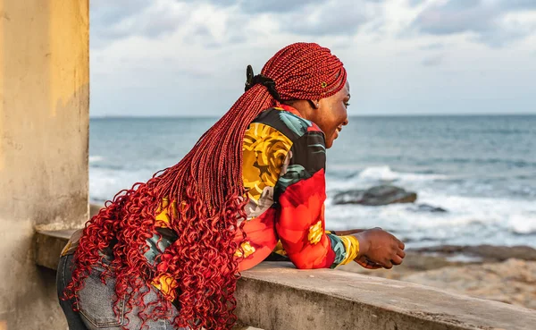 Afrikanerin Mit Schönem Roten Rasta Haar Blickt Von Einem Balkon — Stockfoto