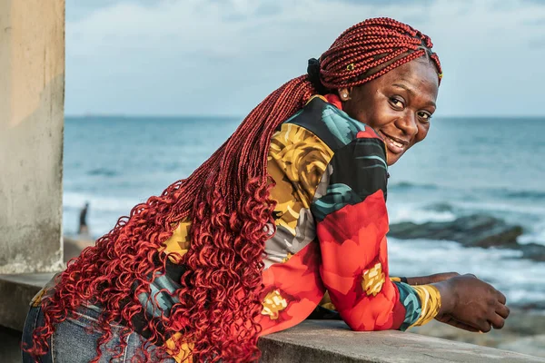 Afrikanerin Mit Schönem Roten Rasta Haar Blickt Von Einem Balkon — Stockfoto