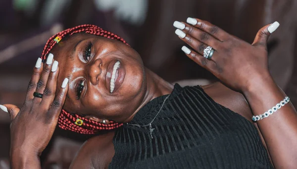 アフリカ人女性の笑顔でアクラガーナ西アフリカのバーで — ストック写真